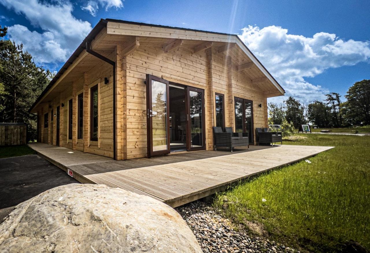 Sundance Lodge, Fantastic New Cabin With Hot Tub - Sleeps 6 - Largest In Felmoor Park モーペス エクステリア 写真