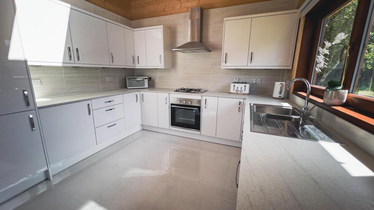 Sundance Lodge, Fantastic New Cabin With Hot Tub - Sleeps 6 - Largest In Felmoor Park モーペス エクステリア 写真