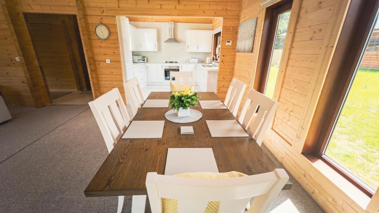 Sundance Lodge, Fantastic New Cabin With Hot Tub - Sleeps 6 - Largest In Felmoor Park モーペス エクステリア 写真