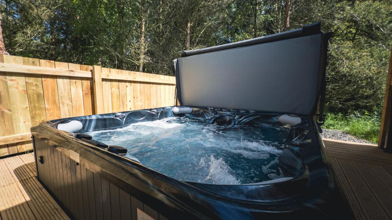 Sundance Lodge, Fantastic New Cabin With Hot Tub - Sleeps 6 - Largest In Felmoor Park モーペス エクステリア 写真