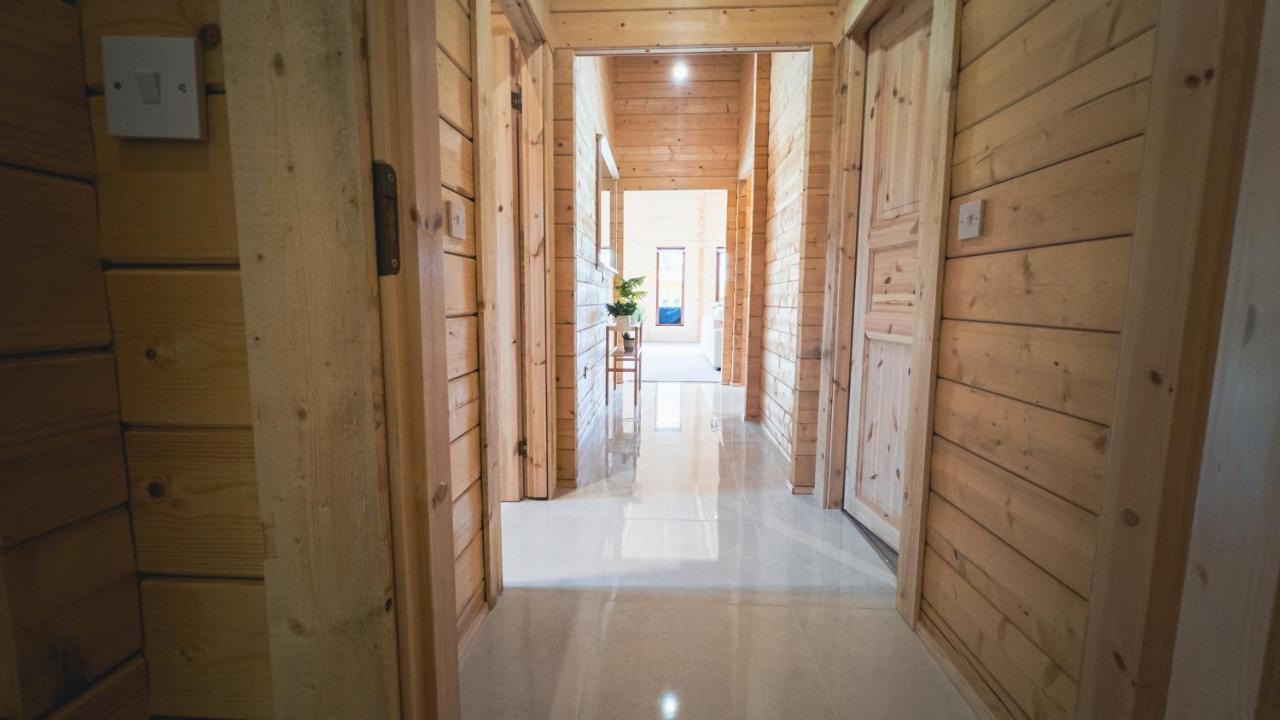 Sundance Lodge, Fantastic New Cabin With Hot Tub - Sleeps 6 - Largest In Felmoor Park モーペス エクステリア 写真