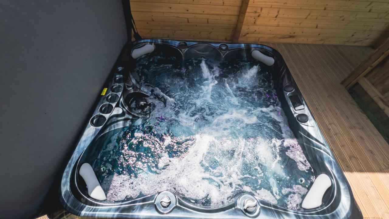 Sundance Lodge, Fantastic New Cabin With Hot Tub - Sleeps 6 - Largest In Felmoor Park モーペス エクステリア 写真
