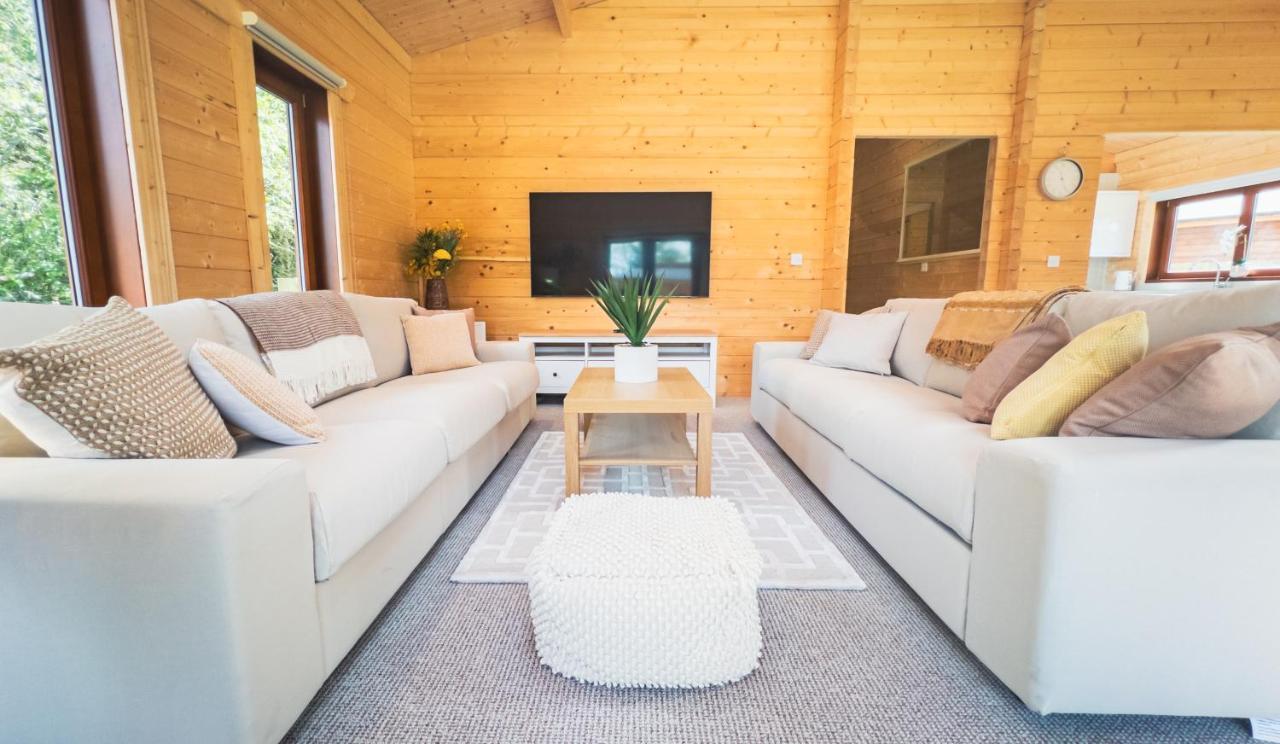 Sundance Lodge, Fantastic New Cabin With Hot Tub - Sleeps 6 - Largest In Felmoor Park モーペス エクステリア 写真