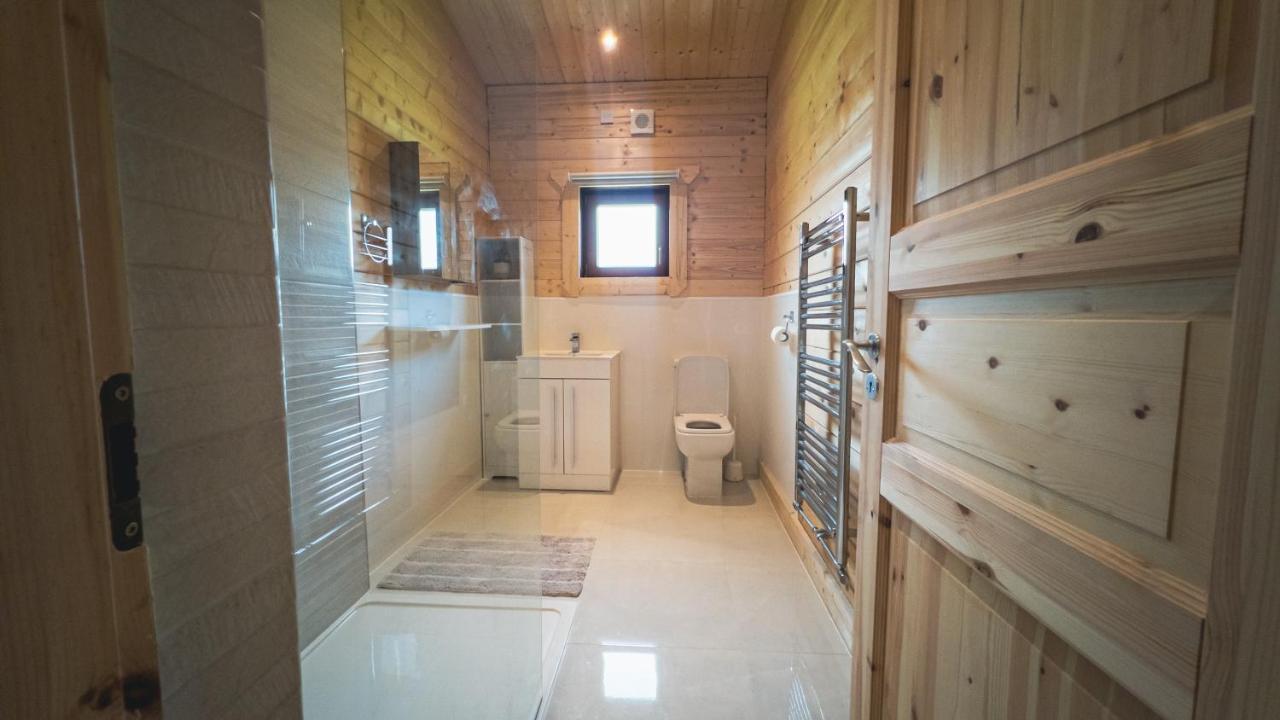 Sundance Lodge, Fantastic New Cabin With Hot Tub - Sleeps 6 - Largest In Felmoor Park モーペス エクステリア 写真