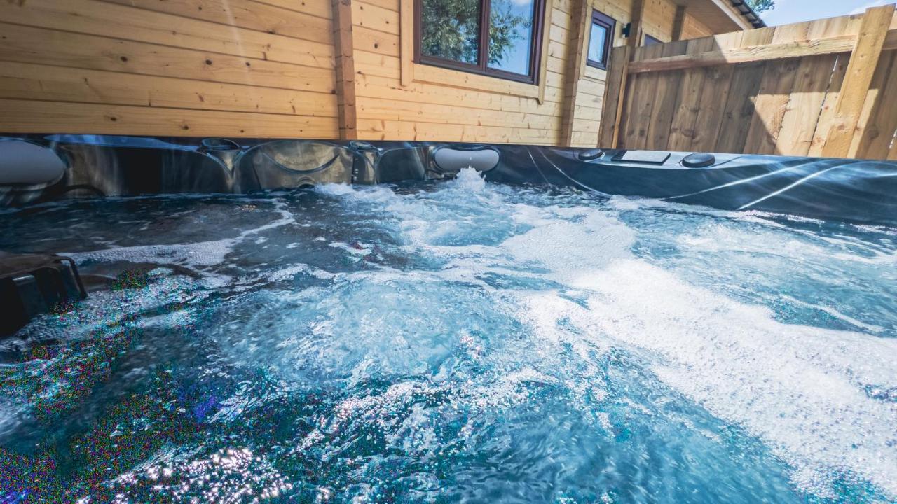 Sundance Lodge, Fantastic New Cabin With Hot Tub - Sleeps 6 - Largest In Felmoor Park モーペス エクステリア 写真