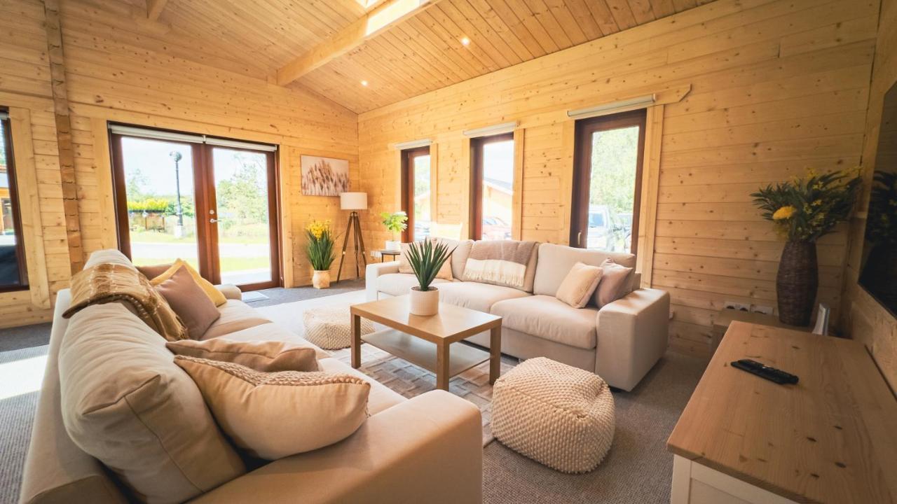 Sundance Lodge, Fantastic New Cabin With Hot Tub - Sleeps 6 - Largest In Felmoor Park モーペス エクステリア 写真
