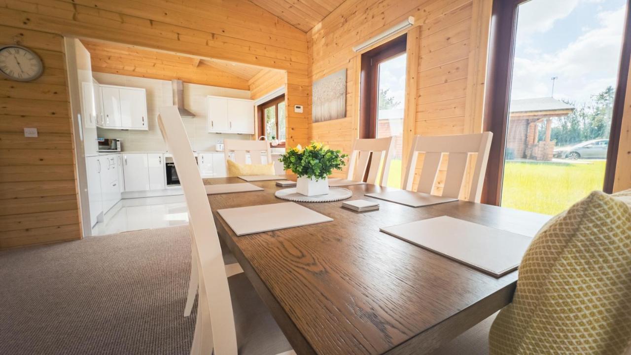 Sundance Lodge, Fantastic New Cabin With Hot Tub - Sleeps 6 - Largest In Felmoor Park モーペス エクステリア 写真