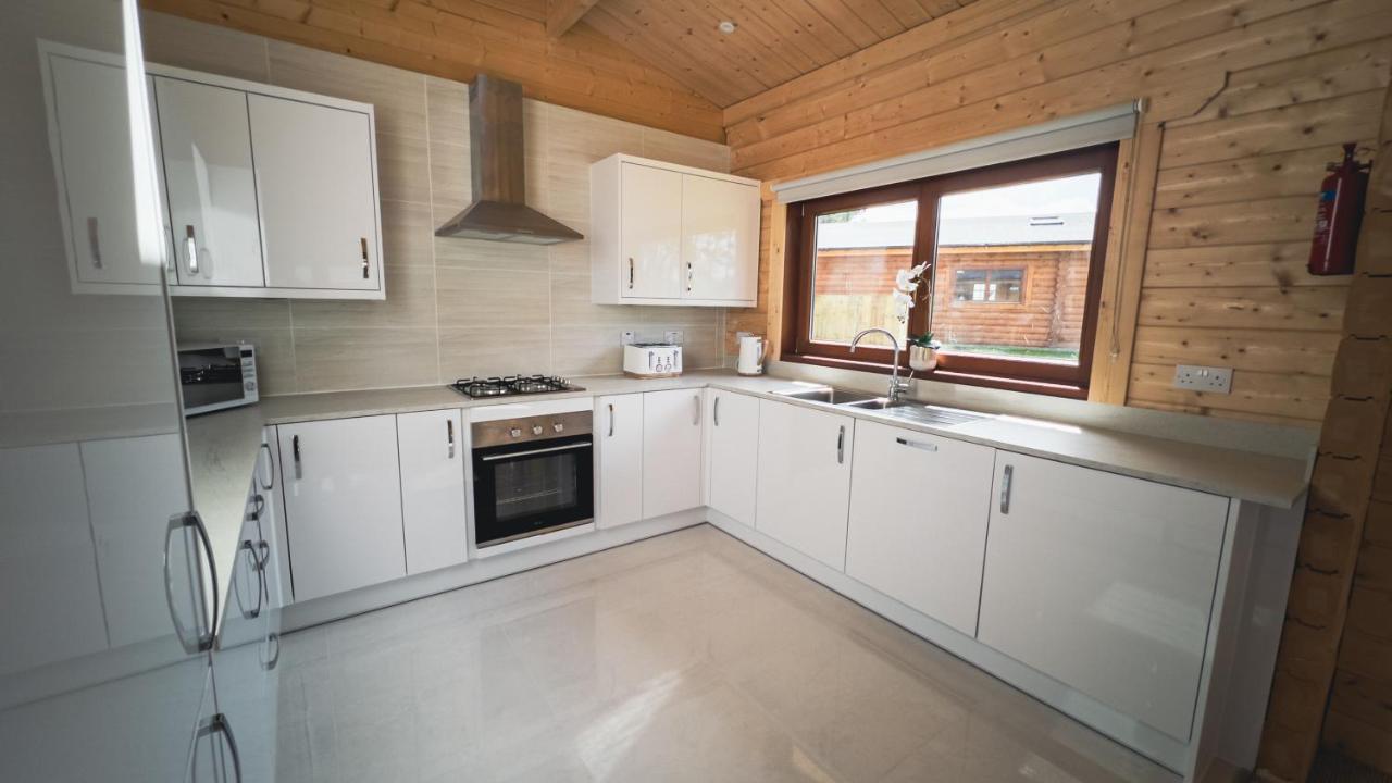 Sundance Lodge, Fantastic New Cabin With Hot Tub - Sleeps 6 - Largest In Felmoor Park モーペス エクステリア 写真