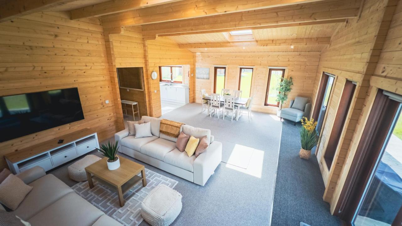 Sundance Lodge, Fantastic New Cabin With Hot Tub - Sleeps 6 - Largest In Felmoor Park モーペス エクステリア 写真
