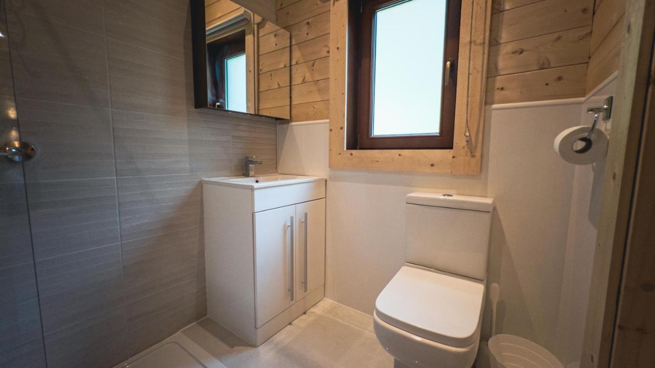 Sundance Lodge, Fantastic New Cabin With Hot Tub - Sleeps 6 - Largest In Felmoor Park モーペス エクステリア 写真